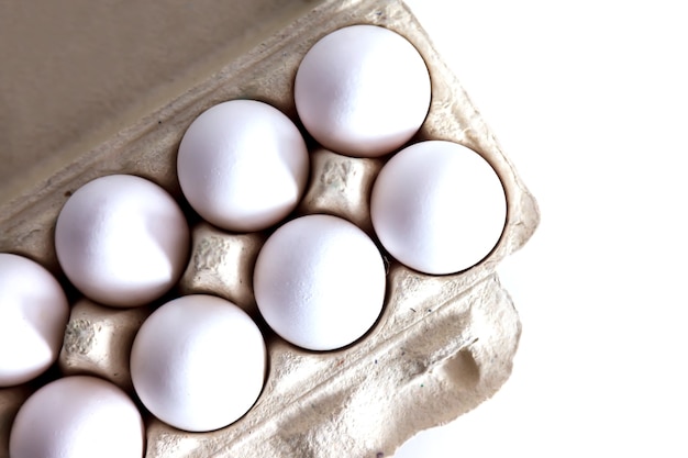 Белые куриные яйца в упаковке