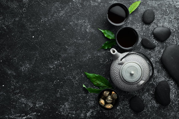 Photo white chinese traditional tea on a rustic background top view free space for your text