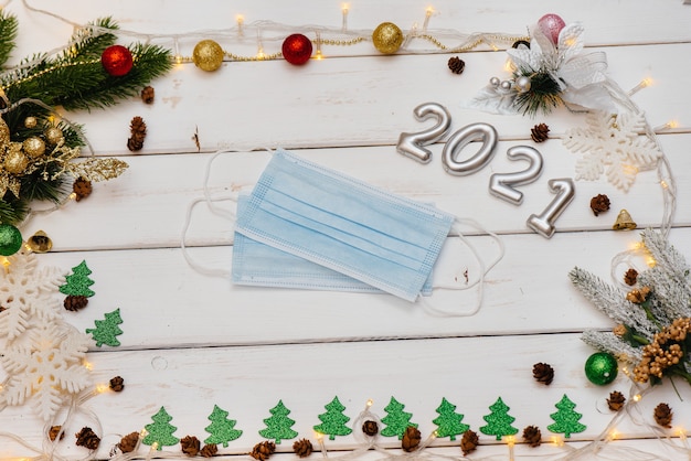 お祝いの装飾で飾られたホワイトクリスマスの背景クリスマスグリーティングカード