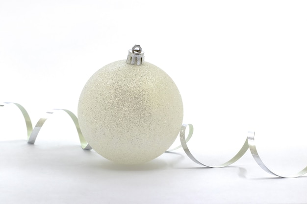 Photo white christmas ball and serpentine