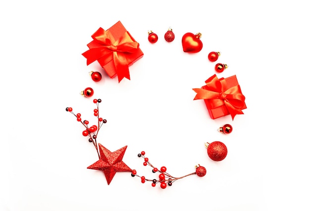 빨간 크리스마스 공이 있는 화이트 크리스마스와 새해 배경 큰 별과 딸기 선물 상자 상위 뷰 복사 공간