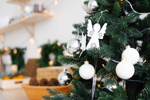 White Christmas speelgoed op de kerstboom close-up