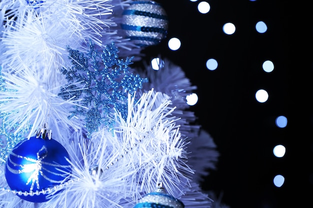 Albero di natale bianco su sfondo bokeh