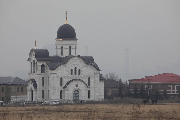 Белая церковь в тумане