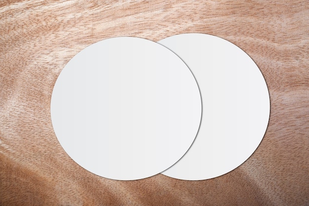 Foto carta bianca del cerchio e spazio per testo su fondo di legno