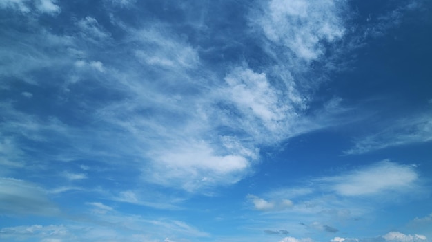 Photo white cirrus clouds and blue colors sky weather was very hot in the evening tropical summer sunlight