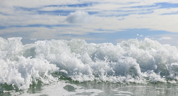 Foto onde bianche e pulite del mare della spiaggia tropicale con cielo blu e nuvole in una colorata giornata di sole scena di vacanze estive e vacanze concetto di viaggio d'affari