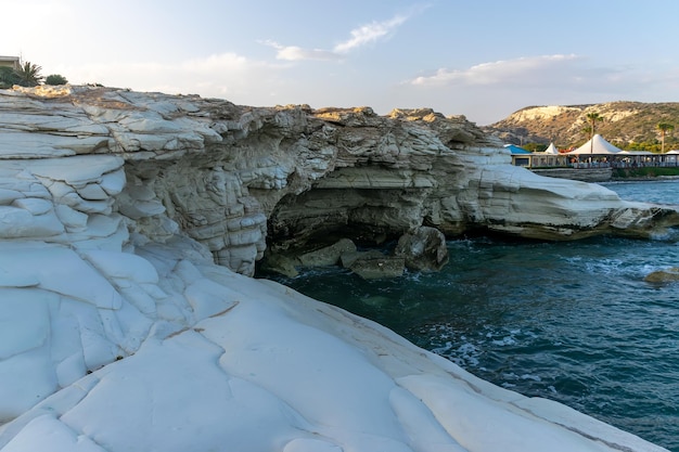 Foto spiaggia di scogliere bianche sull'isola di cipro