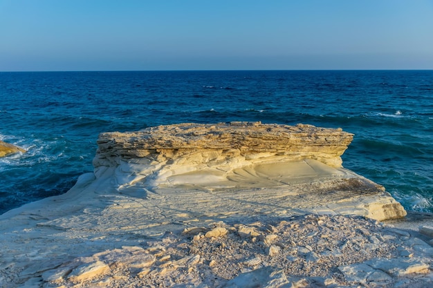 Пляж с белыми скалами на острове Кипр