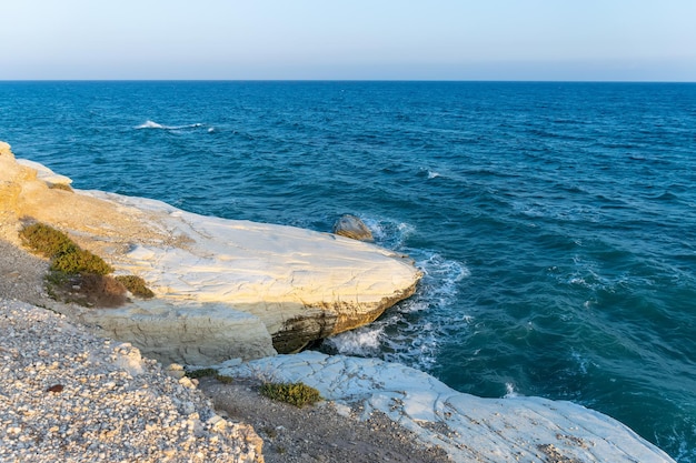 Foto spiaggia di scogliere bianche sull'isola di cipro