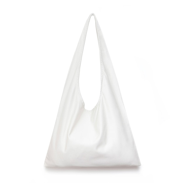 Borsa per la spesa in tessuto bianco su superficie bianca isolata per il tuo concetto di design di zero rifiuti consapevole di un tessuto in tela per lo shopping per modello vuoto mockup