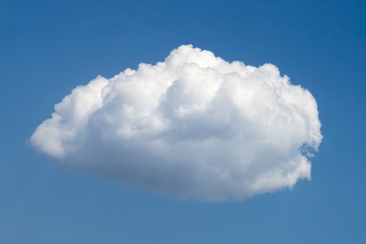青い背景の上の白い雲
