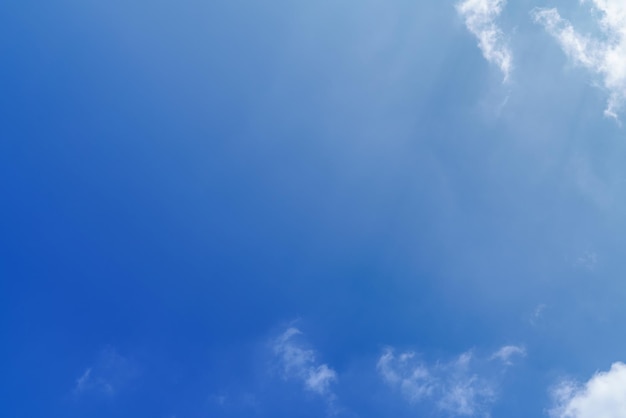 Белый облак и голубое небо на заднем плане с пространством для копирования