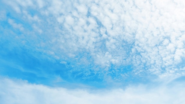 自然の背景の青い空に白い雲。