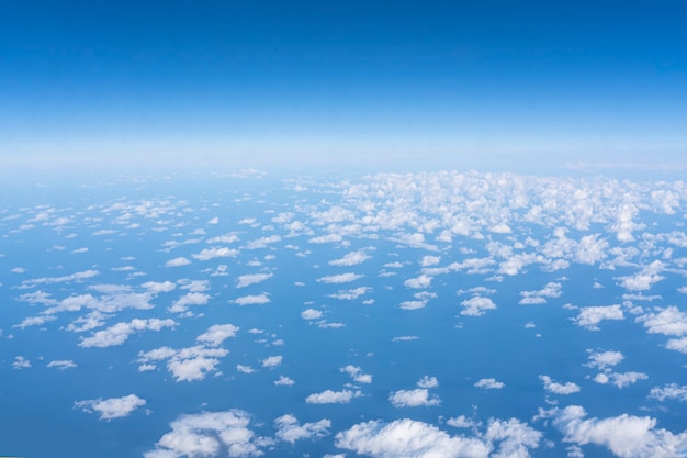 青い空に白い雲