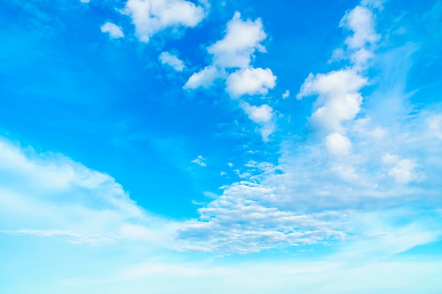 Nube bianca sul cielo blu