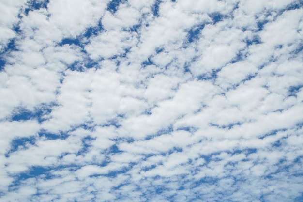 Nuvola bianca sul cielo blu