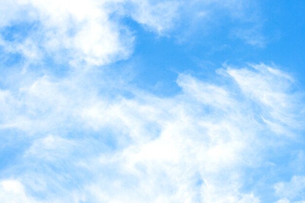 Белое облако на голубом небе