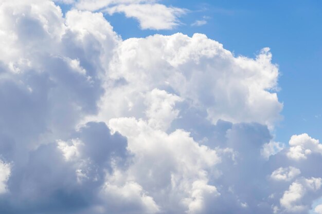 青い空の白い雲美しくて明るい自然の背景ソフトフォーカス