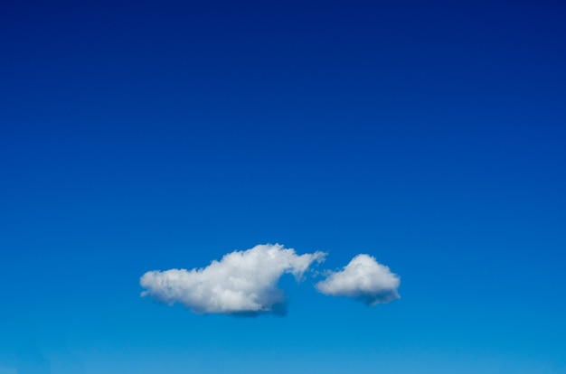 Nuvola bianca che galleggia sul chiaro cielo blu