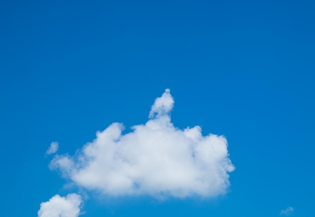 空の白い雲のグループ