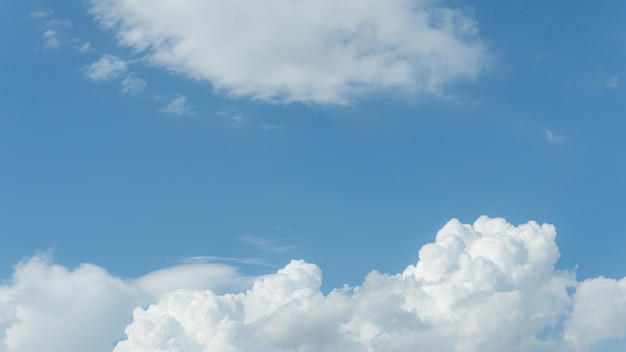 空を背景に白い雲