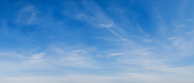 青い空を背景に白い雲