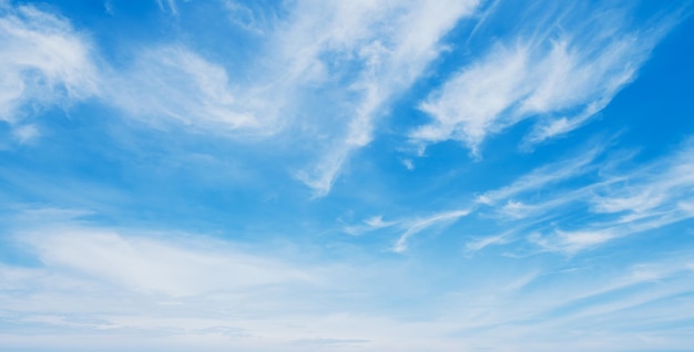 青空の背景に白い雲