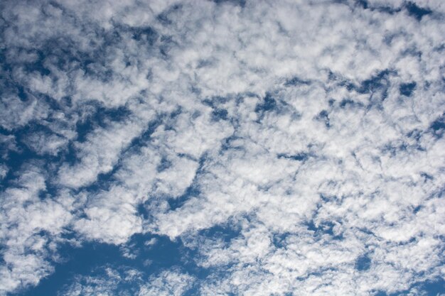 青い空を背景に白い雲が部分的に