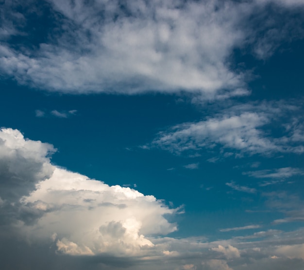 明るく青い空に白い雲