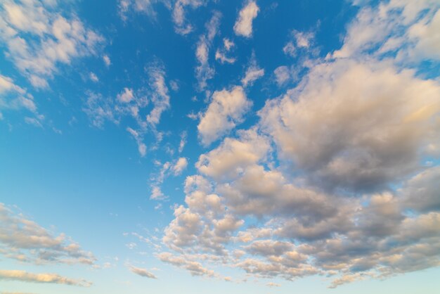 Белые облака в голубом небе. Атмосферный естественный фон.