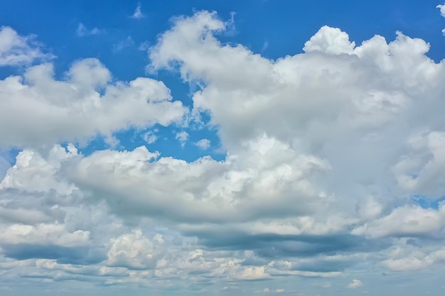 青い空の背景に白い雲、抽象的な季節の壁紙、晴れた日の雰囲気