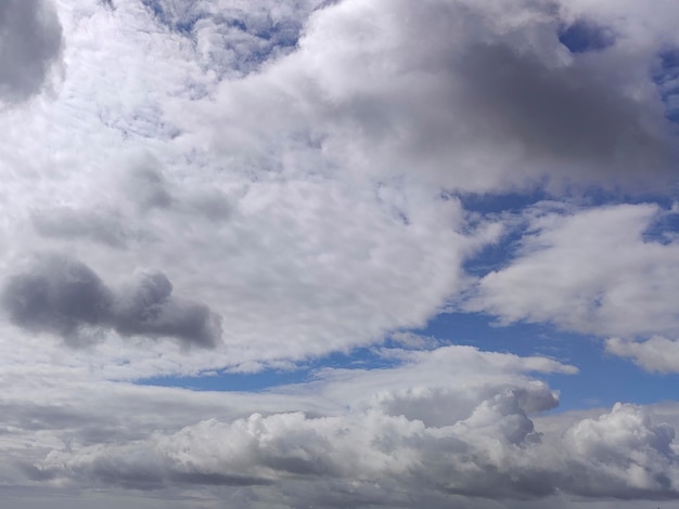 青い空の背景の上に白い雲 ふわふわの堆積雲景色
