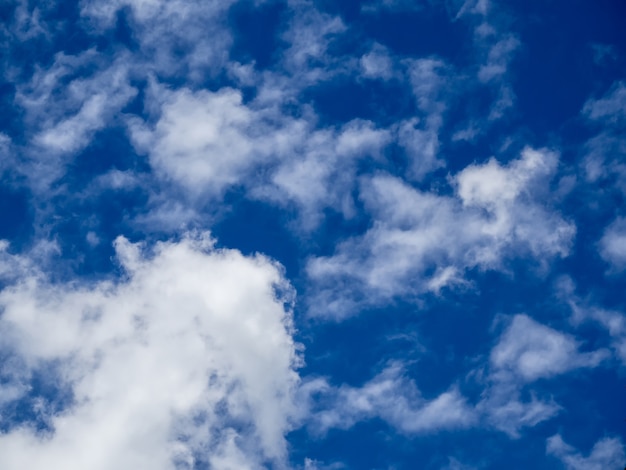 晴れた日の夏の時間に青空の背景に白い雲