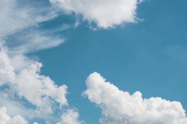 テキスト用のスペースと青空の背景に白い雲