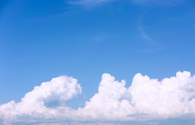 青い空を背景に白い雲