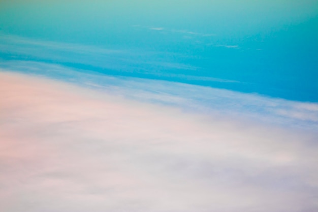 Nuvole bianche e sfondo azzurro del cielo