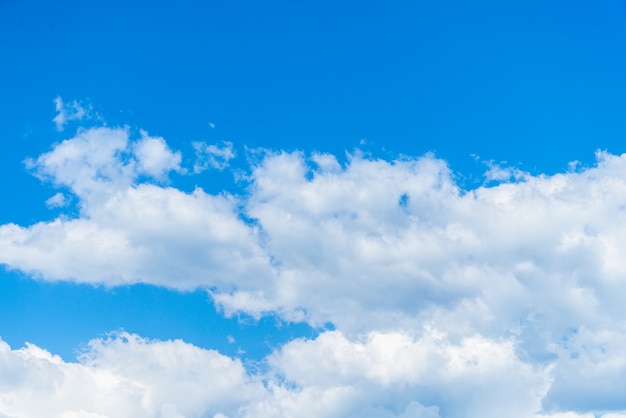 青い空、背景に白い雲