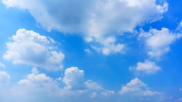 白い雲と青空の背景