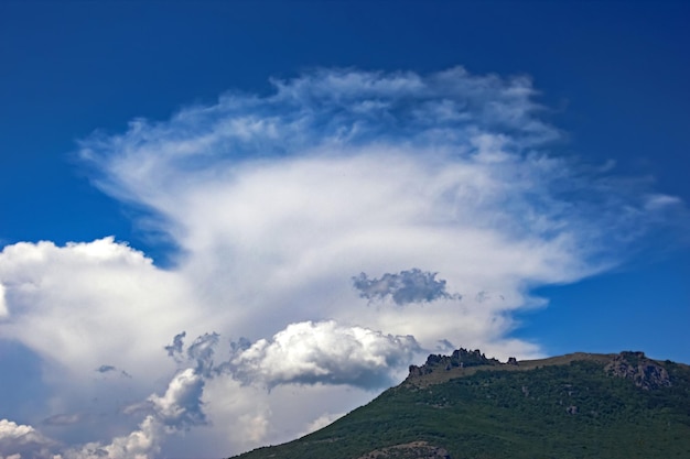 青い空に白い雲 雲の中の自然の風景の美しさ