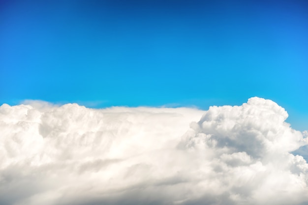 Foto nuvole bianche e cielo azzurro. sfondo naturale