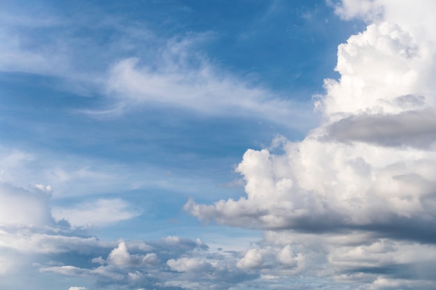 白い雲と青い空の自然な背景