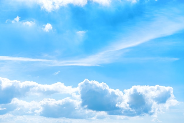 自然の背景の白い雲と青い空