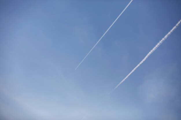 Photo white clouds in the blue sky at noon summer