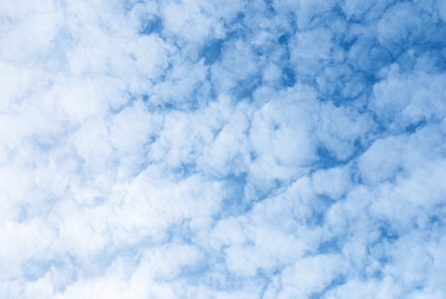 Белые облака в голубом небе летом