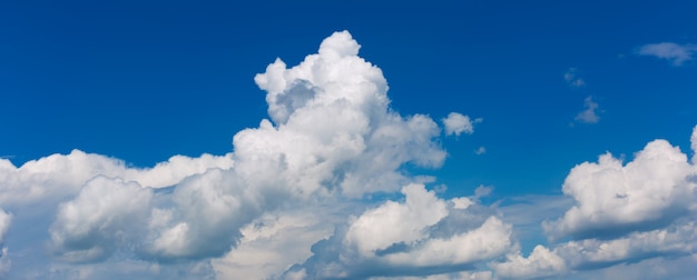 Nuvole bianche su un cielo blu