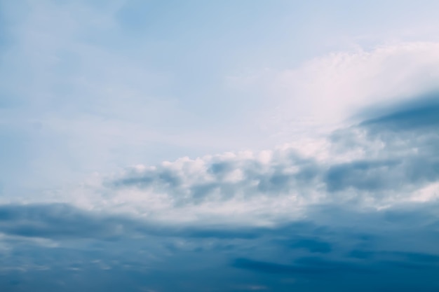 青い空に白い雲