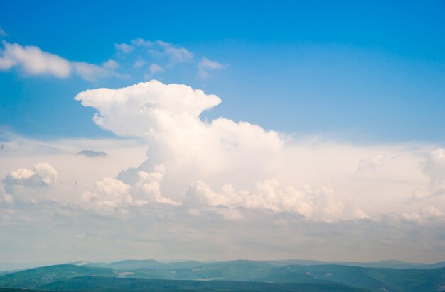 青い空に白い雲