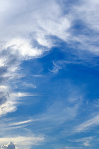 Nuvole bianche nel cielo blu