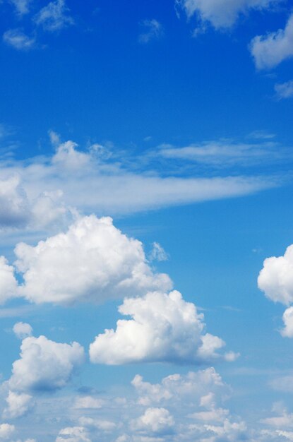 青い空に白い雲